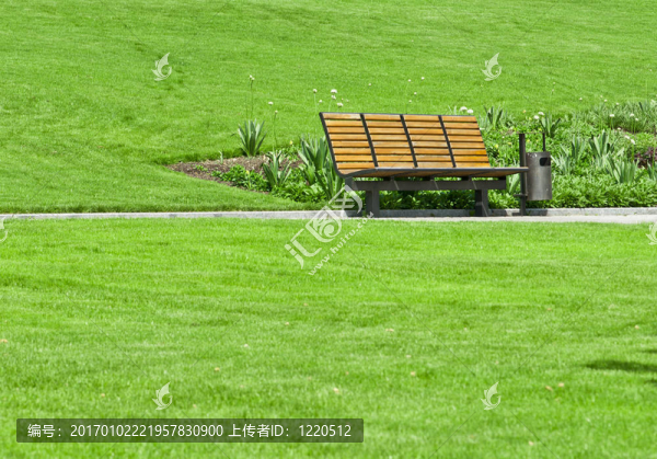 城市公園的木制長(zhǎng)椅