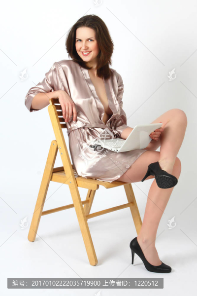 快樂的女孩坐在椅子上