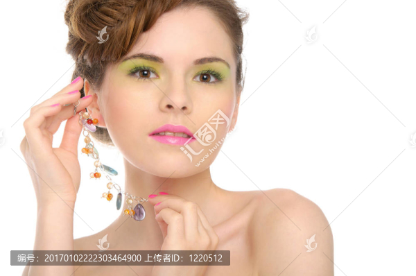 女人與天然寶石首飾