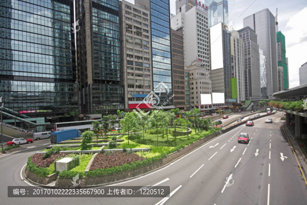 繁忙的交通穿過(guò)現(xiàn)代城市