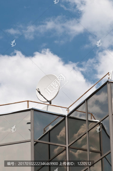 現(xiàn)代建筑屋頂上的衛(wèi)星天線
