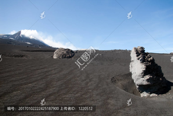 大的火山巖在埃特納山的背景；西西里島；醫(yī)院