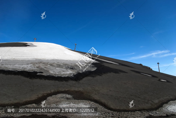 對部分被雪覆蓋的埃特納火山為滑雪者skilift；l