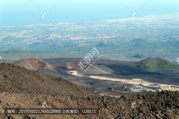 兩坑埃特納火山與海城鎮(zhèn)的基礎(chǔ)下；