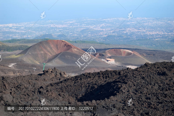 兩坑埃特納火山與海城鎮(zhèn)的基礎(chǔ)下；