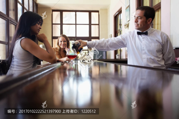 婦女在酒吧喝雞尾酒