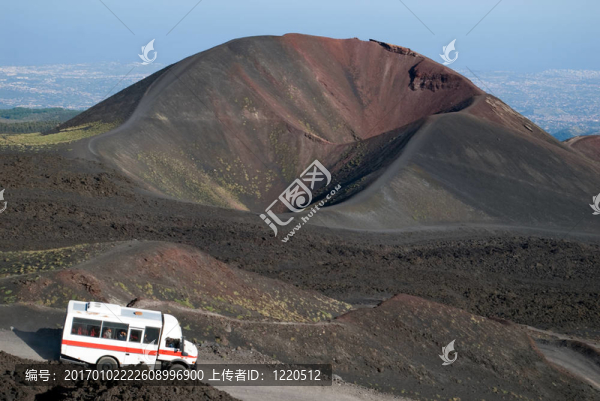 在埃特納路小巴；火山在西西里島的背景；