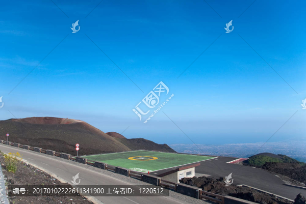 機場附近的火山；與城市背景；埃特納火山；西西里島；它