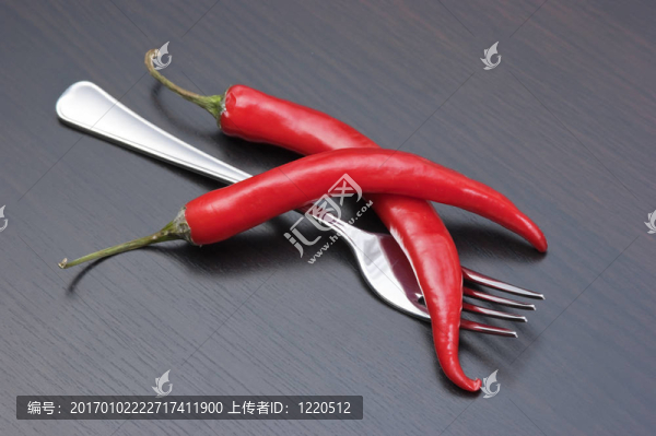 紅辣椒和叉子在餐桌上
