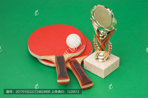 體育獎(jiǎng)和網(wǎng)球拍在綠色的桌子