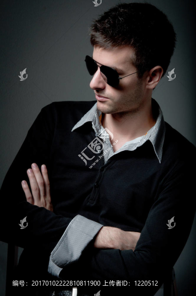 年輕男子看對面戴墨鏡