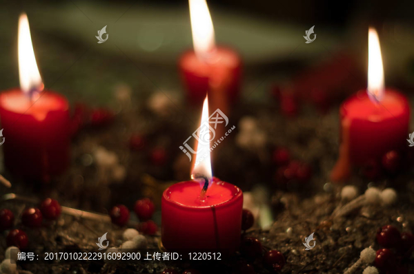圣誕蠟燭與模糊的背景girlde