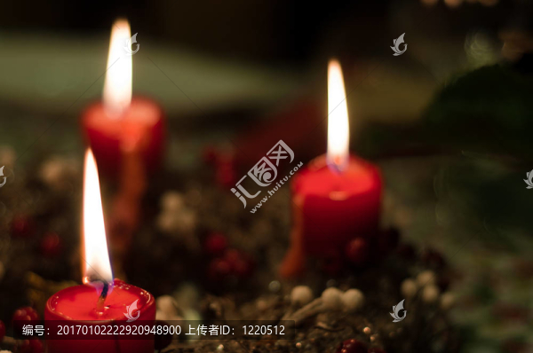 圣誕蠟燭與模糊的背景girlde