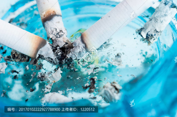 煙灰缸和香煙的特寫