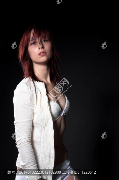 美麗性感的女人穿著白色內(nèi)衣