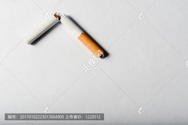 破碎的香煙在白色背景上有著嚴(yán)厲的陰影