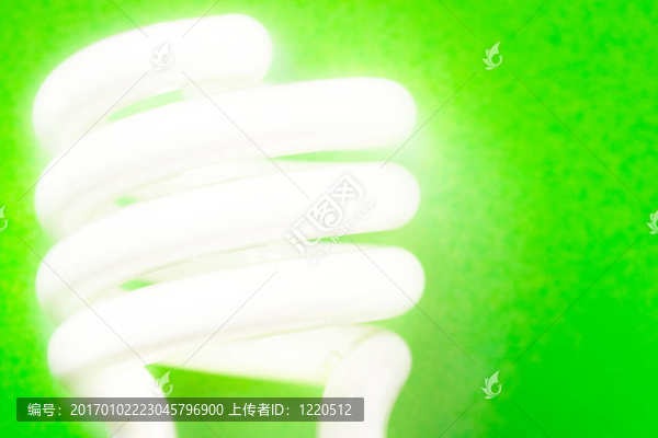 綠色背景節(jié)能燈泡