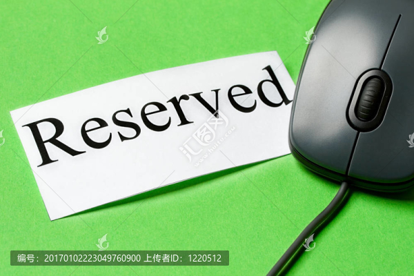綠色背景下的電腦鼠標(biāo)和卡片