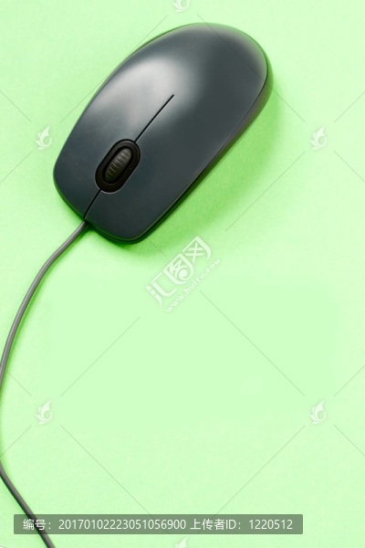 綠色背景下的計(jì)算機(jī)鼠標(biāo)