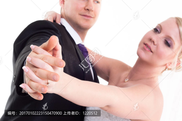 手持新郎新娘跳舞