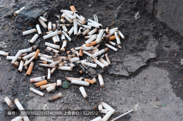 地上的一堆香煙