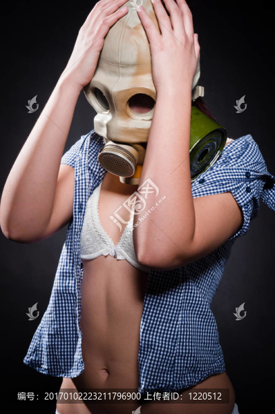 在防毒面具捂著頭的女孩