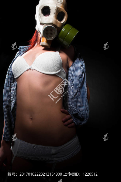 女孩戴著防毒面具和白色的內衣