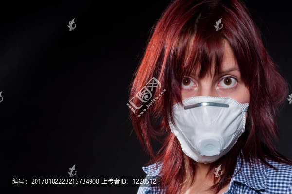 戴防護(hù)面具的女孩