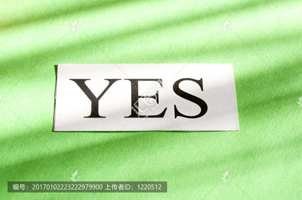 綠色背景下的卡