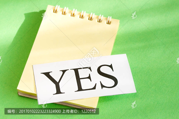 綠色背景下的鉛筆和卡片