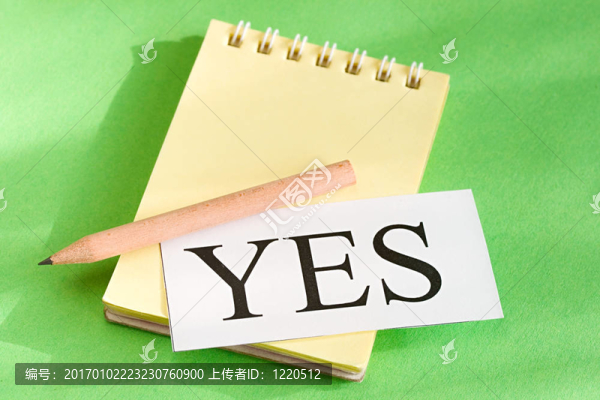 綠色背景下的鉛筆和卡片