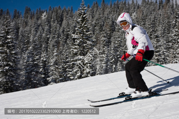 一個(gè)女人在滑雪場(chǎng)滑雪
