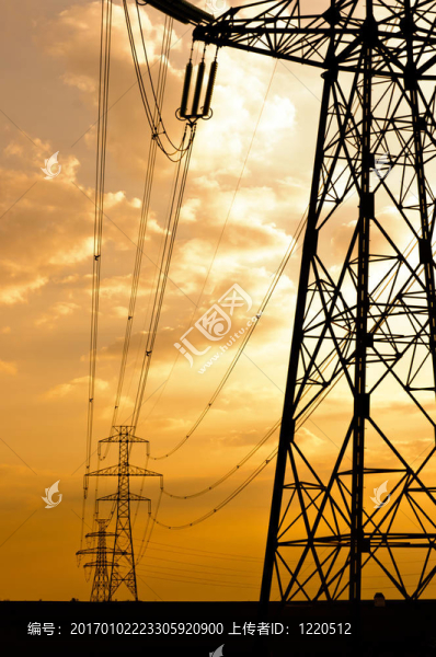 在日落背景下電源線的角度拍攝