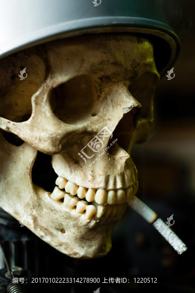 香煙在死者口中燃燒