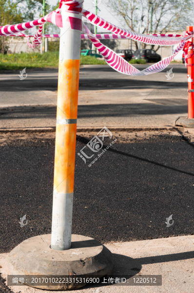 新鮮分離的道路瀝青路障