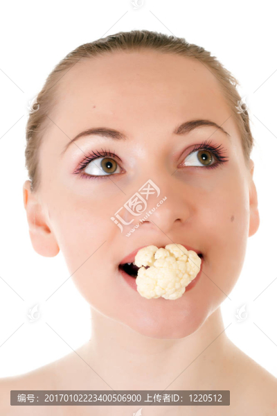年輕模特帶著一批菜花在嘴里