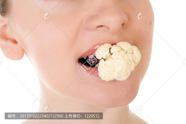 年輕模特帶著一批菜花在嘴里