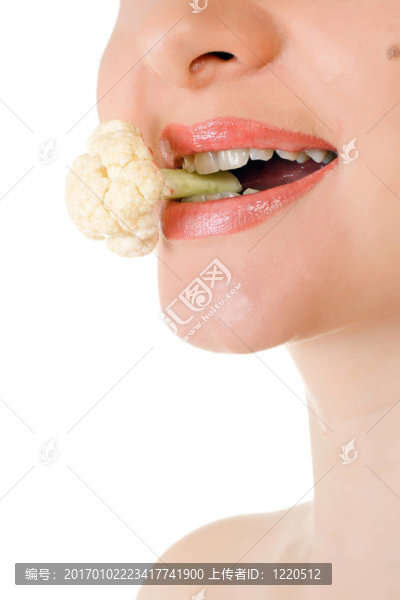 年輕的模型與批花椰菜在她的牙齒