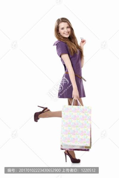 帶信用卡的年輕女孩