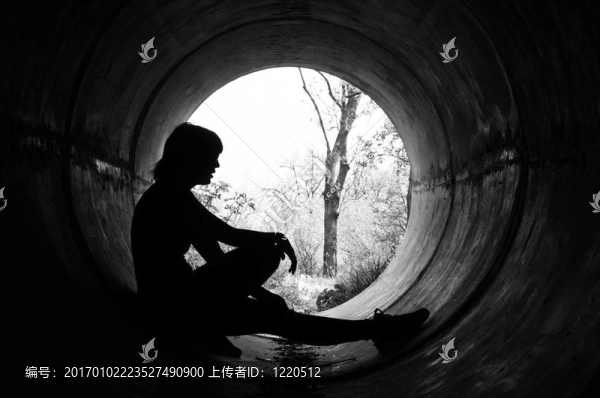 下水道中一個(gè)年輕女孩的側(cè)影
