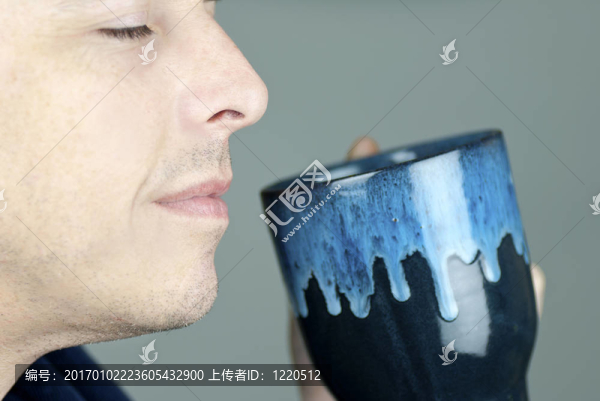 寧靜男子聞杯