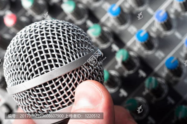 音頻混音器與michrophone在手的一部分
