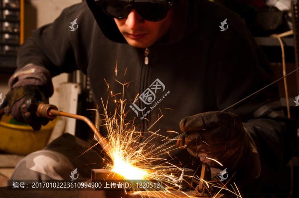 焊工在做他的工作