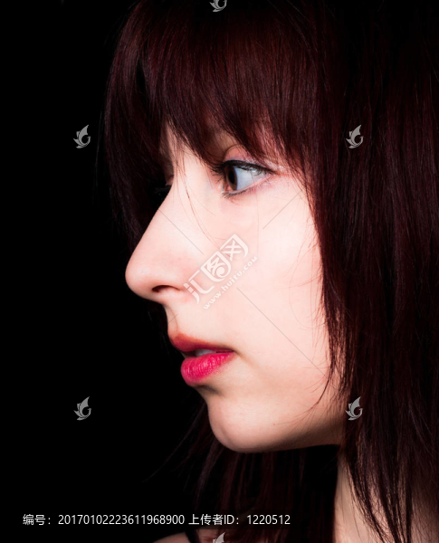 美麗的女孩凝視著黑暗與大量的復(fù)制空間