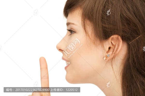 手指在嘴唇