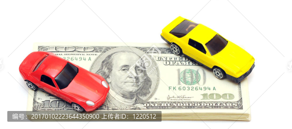 玩具車在白色紙幣上蓋了很多美鈔