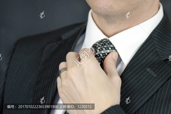 商人調(diào)整領(lǐng)帶