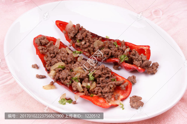 肉餡釀青椒在白色板