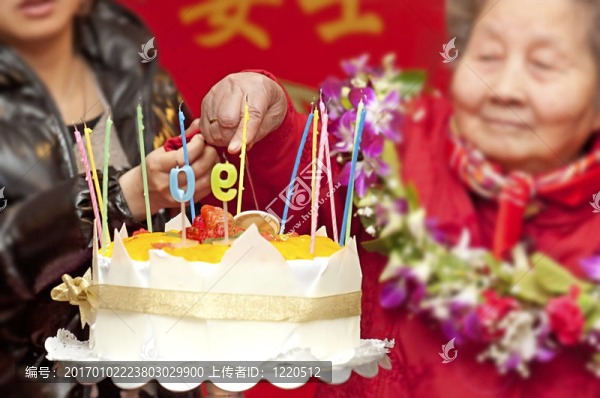90歲的女人在她的生日聚會上