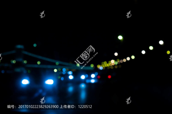 夜間交通和城市的焦點(diǎn)燈